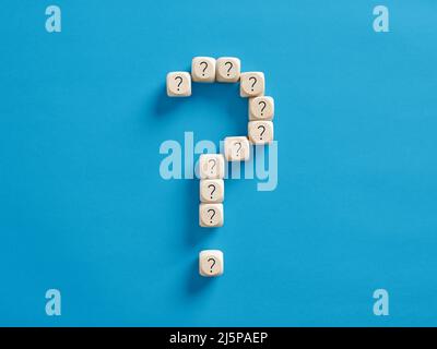 Fragezeichen-Symbol mit Holzwürfeln. Stockfoto