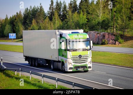 Grün-weißes Mercedes-Benz Truck Fuel Duell vor gekühltem Sattelauflieger auf der Autobahn an einem sonnigen Frühlingsmorgen. Salo, Finnland. 14.Mai 2021. Stockfoto