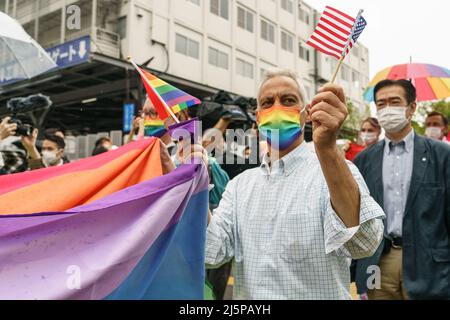 US-Botschafter in Japan Rahm Emanuel mit einer Flagge nimmt am 24. April 2022 in Tokio, Japan, an der Tokyo Pride Parade teil. (Foto Motoo Naka/AFLO) Stockfoto