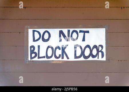 Blockieren Sie nicht die Türschilder an einer braunen Holzwand in San Francisco, Kalifornien Stockfoto