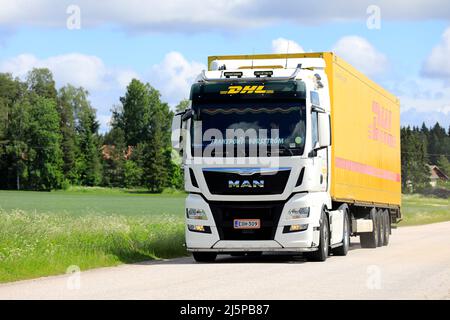 An einem sonnigen Sommertag zieht der White MAN TGX Truck von Transport Forsström den DHL-Anhänger auf der Landstraße. Paimio, Finnland. 13. Juni 2021. Stockfoto