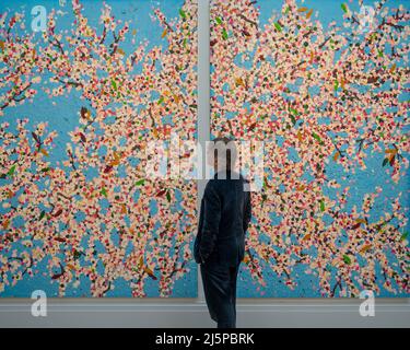 Sotheby’s, London, Großbritannien. 25. April 2022. Vorschau auf die wichtigsten Auktionshighlights in einer Wanderausstellung aus dem New Yorker Modern Day and Evening Sales, die am 17-18. Mai 2022 stattfinden wird. Bild: Damien Hirst, Happy Life Blossom, 2018, schätzungsweise $2 bis 3 Millionen. Quelle: Malcolm Park/Alamy Live News Stockfoto