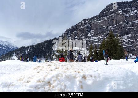 Der Rohtang Pass liegt in Himachal Pradesh, und diese Straße ist ein Tor zu Lahaul Spiti, Pangi und Leh Valley. 18-02-2022 himachal, indien Stockfoto