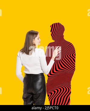Porträt einer jungen Frau berühren Silhouette des Mannes mit hypnotischen Design isoliert auf gelbem Hintergrund. Foto und Illustration mischen Stockfoto