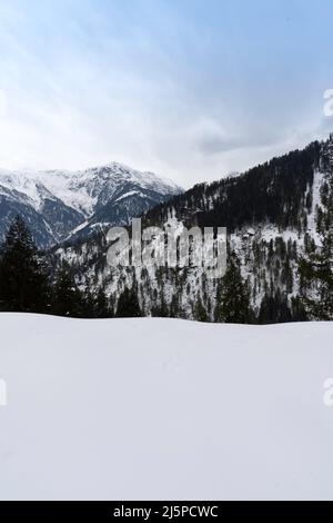 Der Rohtang Pass liegt in Himachal Pradesh, und diese Straße ist ein Tor zu Lahaul Spiti, Pangi und Leh Valley. 18-02-2022 himachal, indien Stockfoto