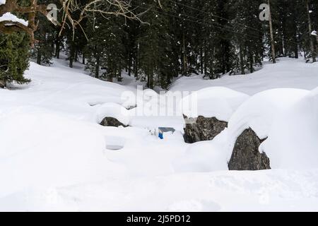 Der Rohtang Pass liegt in Himachal Pradesh, und diese Straße ist ein Tor zu Lahaul Spiti, Pangi und Leh Valley. 18-02-2022 himachal, indien Stockfoto