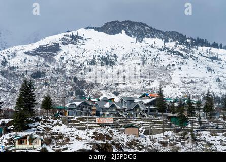 Der Rohtang Pass liegt in Himachal Pradesh, und diese Straße ist ein Tor zu Lahaul Spiti, Pangi und Leh Valley. 18-02-2022 himachal, indien Stockfoto