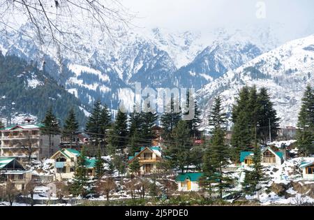 Der Rohtang Pass liegt in Himachal Pradesh, und diese Straße ist ein Tor zu Lahaul Spiti, Pangi und Leh Valley. 18-02-2022 himachal, indien Stockfoto