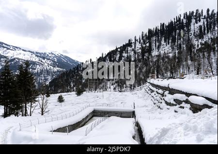 Der Rohtang Pass liegt in Himachal Pradesh, und diese Straße ist ein Tor zu Lahaul Spiti, Pangi und Leh Valley. 18-02-2022 himachal, indien Stockfoto