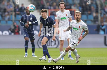 Bochum, Deutschland. 24. Apr, 2022. firo : 24.. April 2022, Fuvuball, 1. Bundesliga, Saison 2021/2022, VfL Bochum - FC Augsburg Elvis REXHBECAJ, Bochum links gegen DORSCH/dpa/Alamy Live News Stockfoto