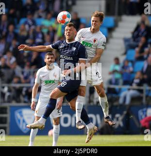 Bochum, Deutschland. 24. Apr, 2022. firo : 24.. April 2022, Fuvuball, 1. Bundesliga, Saison 2021/2022, VfL Bochum - FC Augsburg Eduard LvñWEN, Bochum links gegen GUMNY/dpa/Alamy Live News Stockfoto