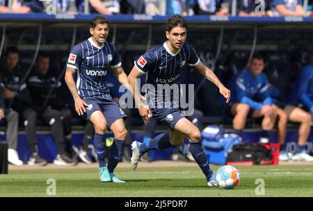 Bochum, Deutschland. 24. Apr, 2022. firo : 24.. April 2022, Fuvuball, 1. Bundesliga, Saison 2021/2022, VfL Bochum - FC Augsburg Gerrit HOLTMANN, Bochum rechts mit Cristian GAMBOA/dpa/Alamy Live News Stockfoto