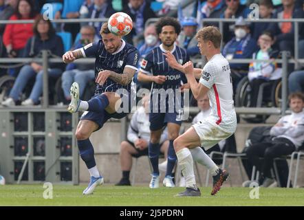 Bochum, Deutschland. 24. Apr, 2022. firo : 24.. April 2022, Fuvuball, 1. Bundesliga, Saison 2021/2022, VfL Bochum - FC Augsburg Danny BLUM, Bochum links gegen GUMNY/dpa/Alamy Live News Stockfoto