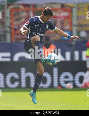 Bochum, Deutschland. 24. Apr, 2022. firo : 24.. April 2022, Fuvuball, 1. Bundesliga, Saison 2021/2022, VfL Bochum - FC Augsburg Cristian GAMBOA, Bochum, Single Action Credit: dpa/Alamy Live News Stockfoto