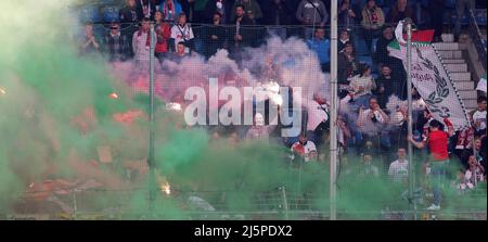 Bochum, Deutschland. 24. Apr, 2022. firo : 24.. April 2022, Fuvuball, 1. Bundesliga, Saison 2021/2022, VfL Bochum - FC Augsburg Pyro, Rauchbpmben Fans Augsburg, Rauch Credit: dpa/Alamy Live News Stockfoto