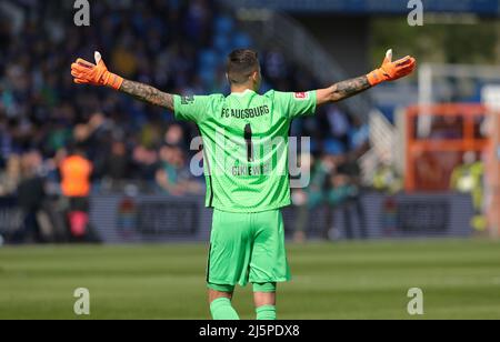 Bochum, Deutschland. 24. Apr, 2022. firo : 24.. April 2022, Fuvuball, 1.Bundesliga, Saison 2021/2022, VfL Bochum - FC Augsburg goalwart Rafal GIKIEWICZ, Augsburg, Gesture Credit: dpa/Alamy Live News Stockfoto