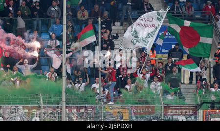 Bochum, Deutschland. 24. Apr, 2022. firo : 24.. April 2022, Fuvuball, 1. Bundesliga, Saison 2021/2022, VfL Bochum - FC Augsburg Pyro, Rauchbpmben Fans Augsburg, Rauch Credit: dpa/Alamy Live News Stockfoto