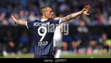 Bochum, Deutschland. 24. Apr, 2022. firo : 24.. April 2022, Fuvuball, 1. Bundesliga, Saison 2021/2022, VfL Bochum - FC Augsburg Simon ZOLLER, Bochum, Gesture Credit: dpa/Alamy Live News Stockfoto