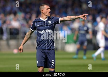 Bochum, Deutschland. 24. Apr, 2022. firo : 24.. April 2022, Fuvuball, 1. Bundesliga, Saison 2021/2022, VfL Bochum - FC Augsburg Simon ZOLLER, Bochum, Gesture Credit: dpa/Alamy Live News Stockfoto