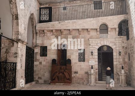 Jerusalem, Israel. 25. April 2022. Die armenische Gemeinde erinnert an den 107.. Jahrestag des von den Osmanen im Ersten Weltkrieg verübten Völkermordes an den Armeniern an den Christen Anatoliens im Jahr 1915 in der St.-Jakobs-Kathedrale. Die Armenier fordern 1,5 Millionen Opfer. Die Türkei leugnet die Verantwortung. Kredit: Nir Alon/Alamy Live Nachrichten Stockfoto