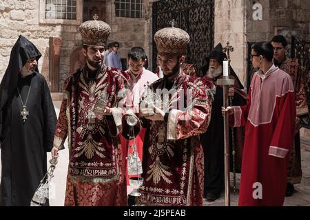 Jerusalem, Israel. 25. April 2022. Die armenische Gemeinde erinnert an den 107.. Jahrestag des von den Osmanen im Ersten Weltkrieg verübten Völkermordes an den Armeniern an den Christen Anatoliens im Jahr 1915 in der St.-Jakobs-Kathedrale. Die Armenier fordern 1,5 Millionen Opfer. Die Türkei leugnet die Verantwortung. Kredit: Nir Alon/Alamy Live Nachrichten Stockfoto