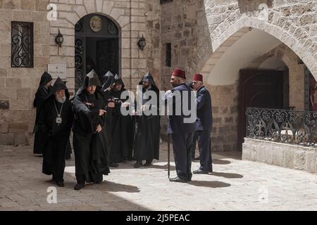 Jerusalem, Israel. 25. April 2022. Die armenische Gemeinde erinnert an den 107.. Jahrestag des von den Osmanen im Ersten Weltkrieg verübten Völkermordes an den Armeniern an den Christen Anatoliens im Jahr 1915 in der St.-Jakobs-Kathedrale. Die Armenier fordern 1,5 Millionen Opfer. Die Türkei leugnet die Verantwortung. Kredit: Nir Alon/Alamy Live Nachrichten Stockfoto