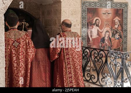 Jerusalem, Israel. 25. April 2022. Die armenische Gemeinde erinnert an den 107.. Jahrestag des von den Osmanen im Ersten Weltkrieg verübten Völkermordes an den Armeniern an den Christen Anatoliens im Jahr 1915 in der St.-Jakobs-Kathedrale. Die Armenier fordern 1,5 Millionen Opfer. Die Türkei leugnet die Verantwortung. Kredit: Nir Alon/Alamy Live Nachrichten Stockfoto