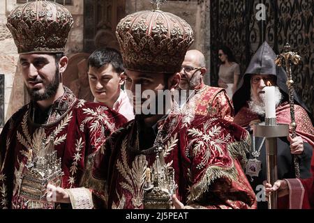 Jerusalem, Israel. 25. April 2022. Die armenische Gemeinde erinnert an den 107.. Jahrestag des von den Osmanen im Ersten Weltkrieg verübten Völkermordes an den Armeniern an den Christen Anatoliens im Jahr 1915 in der St.-Jakobs-Kathedrale. Die Armenier fordern 1,5 Millionen Opfer. Die Türkei leugnet die Verantwortung. Kredit: Nir Alon/Alamy Live Nachrichten Stockfoto