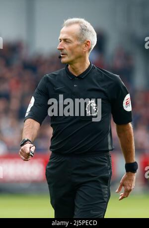 London, England - APRIL 23: Schiedsrichter Martin Atkinson während der Premier League zwischen Brentford und Tottenham Hotspur im Brentford Community Stadium , Lo Stockfoto