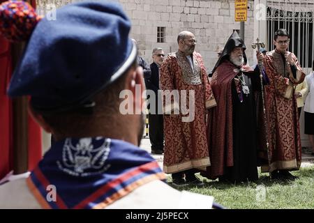 Jerusalem, Israel. 25. April 2022. Die armenische Gemeinde erinnert an den 107.. Jahrestag des von den Osmanen im Ersten Weltkrieg verübten Völkermordes an den Armeniern an den Christen Anatoliens im Jahr 1915 in der St.-Jakobs-Kathedrale. Die Armenier fordern 1,5 Millionen Opfer. Die Türkei leugnet die Verantwortung. Kredit: Nir Alon/Alamy Live Nachrichten Stockfoto