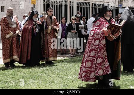 Jerusalem, Israel. 25. April 2022. Die armenische Gemeinde erinnert an den 107.. Jahrestag des von den Osmanen im Ersten Weltkrieg verübten Völkermordes an den Armeniern an den Christen Anatoliens im Jahr 1915 in der St.-Jakobs-Kathedrale. Die Armenier fordern 1,5 Millionen Opfer. Die Türkei leugnet die Verantwortung. Kredit: Nir Alon/Alamy Live Nachrichten Stockfoto