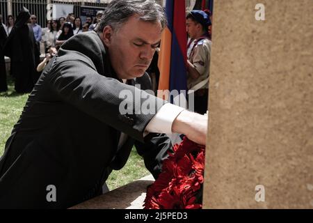 Jerusalem, Israel. 25. April 2022. Die armenische Gemeinde erinnert an den 107.. Jahrestag des von den Osmanen im Ersten Weltkrieg verübten Völkermordes an den Armeniern an den Christen Anatoliens im Jahr 1915 in der St.-Jakobs-Kathedrale. Die Armenier fordern 1,5 Millionen Opfer. Die Türkei leugnet die Verantwortung. Kredit: Nir Alon/Alamy Live Nachrichten Stockfoto