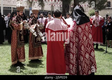 Jerusalem, Israel. 25. April 2022. Die armenische Gemeinde erinnert an den 107.. Jahrestag des von den Osmanen im Ersten Weltkrieg verübten Völkermordes an den Armeniern an den Christen Anatoliens im Jahr 1915 in der St.-Jakobs-Kathedrale. Die Armenier fordern 1,5 Millionen Opfer. Die Türkei leugnet die Verantwortung. Kredit: Nir Alon/Alamy Live Nachrichten Stockfoto