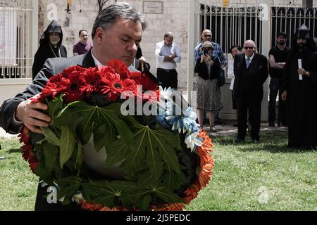 Jerusalem, Israel. 25. April 2022. Die armenische Gemeinde erinnert an den 107.. Jahrestag des von den Osmanen im Ersten Weltkrieg verübten Völkermordes an den Armeniern an den Christen Anatoliens im Jahr 1915 in der St.-Jakobs-Kathedrale. Die Armenier fordern 1,5 Millionen Opfer. Die Türkei leugnet die Verantwortung. Kredit: Nir Alon/Alamy Live Nachrichten Stockfoto