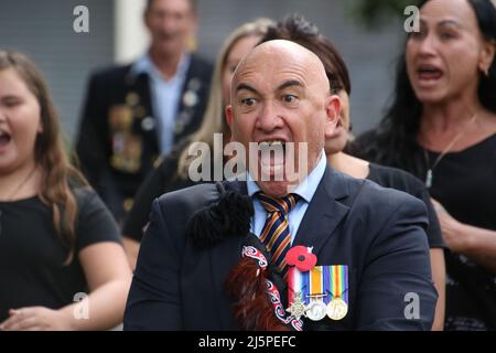 Sydney, Australien, 25.. April 2022. Aborigines-Australier nehmen am ANZAC Day am ‘Colored Diggers March’ vom Block zum Redfern Park Teil. Würdenträger nahmen an der Veranstaltung Teil und hielten vor Beginn des marsches im Block Reden und legten nach dem marsch Kränze am Kriegsdenkmal im Redfern Park nieder. Im Bild: Der zeremonielle Tanz von Haka Māori wird im Redfern Park aufgeführt. Kredit: Richard Milnes/Alamy Live Nachrichten Stockfoto