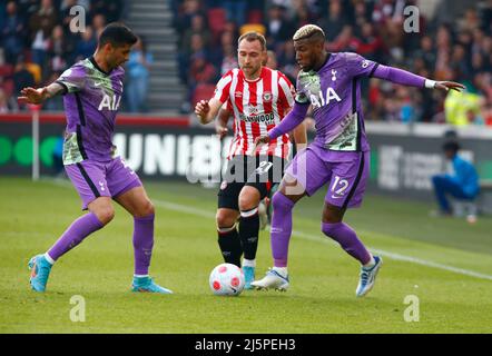 London, England - 23. APRIL: Christian Eriksen von Brentford übernimmt während der Premier League zwischen Brentford und tot den Emerson Royal von Tottenham Hotspur Stockfoto