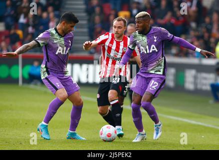 London, England - APRIL 23: Christian Eriksen von Brentford übernimmt den Emerson Royal von Tottenham Hotspur und Cristian Romero von Tottenham Hotspur (als Leihgabe) Stockfoto