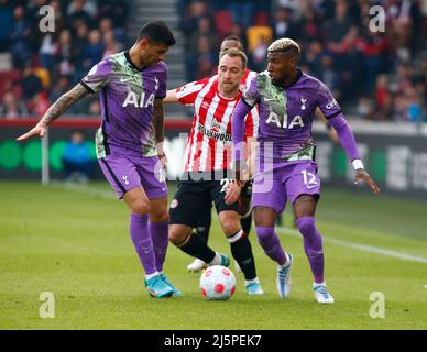 London, England - APRIL 23: Christian Eriksen von Brentford übernimmt den Emerson Royal von Tottenham Hotspur und Cristian Romero von Tottenham Hotspur (als Leihgabe) Stockfoto