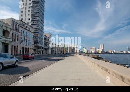 Die Malecón (offiziell Avenida de Maceo) ist eine breite Esplanade, eine Straße und eine Ufermauer, die sich über 8 km entlang der Küste in Havanna, Kuba, erstreckt. Stockfoto