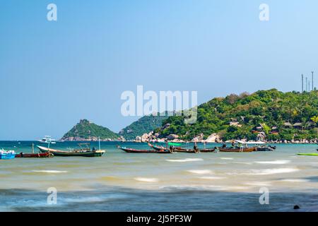 Surat Thani, Thailand - 15. April 2022 - Longtail-Boote warten auf Passagiere am berühmten Sairee Strand der Insel Koh Tao in Surat Thani, Thailand Stockfoto