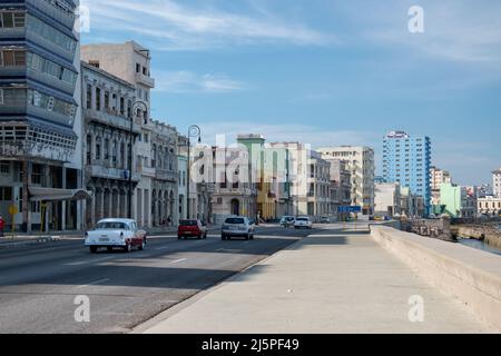 Die Malecón (offiziell Avenida de Maceo) ist eine breite Esplanade, eine Straße und eine Ufermauer, die sich über 8 km entlang der Küste in Havanna, Kuba, erstreckt. Stockfoto