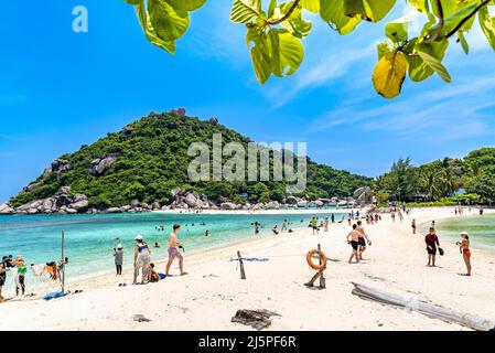 Surat Thani, Thailand - 14. April 2022 - die Zeitraffer-Touristen genießen sich am weißen Sandstrand der Nang Yuan Inseln in Surat Thani, Thailand Stockfoto