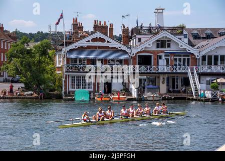 Eine Rudermannschaft dreht ihr Boot auf der Themse während der Henley Regatta, Henley-on-Thames, Oxfordshire, Großbritannien Stockfoto