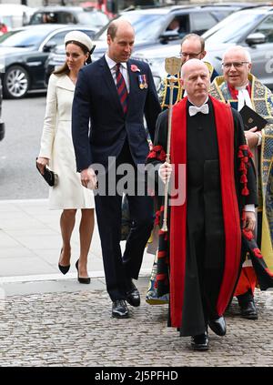 London, Großbritannien. 25. April 2022. 25.. April 2022. London, Großbritannien. Der Herzog und die Herzogin von Cambridge nahmen am Anzac Day Service of Comemoration and Thanksgiving in Westminster Abbey, London, Teil. Quelle: Doug Peters/Alamy Live News Stockfoto