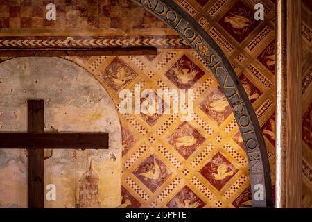 Sintra, Portugal, verzierte dekorative Tauben, die den Heiligen Geist darstellen, in der Kapelle des Palacio Nacional de Sintra Stockfoto