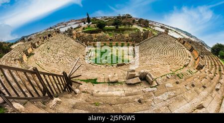 Altes griechisch-römisches Theater von Myra in Demre, Antalya, Türkei. Panoramablick. Stockfoto