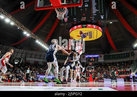 Varese, Italien. 24. April 2022. Anthony Beane #7 von Pallacanestro Varese OpenJobMetis im Einsatz während des italienischen Basketball LBA Lega Basket Ein 2021/22-Spiel in der regulären Saison zwischen OpenJobMetis Varese und Fortitudo Kigili Bologna in der Enerxenia Arena. Endergebnis; Varese 103:92 Bologna. Kredit: SOPA Images Limited/Alamy Live Nachrichten Stockfoto