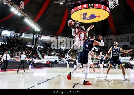 Varese, Italien. 24. April 2022. Anthony Beane #7 von Pallacanestro Varese OpenJobMetis im Einsatz während des italienischen Basketball LBA Lega Basket Ein 2021/22-Spiel in der regulären Saison zwischen OpenJobMetis Varese und Fortitudo Kigili Bologna in der Enerxenia Arena. Endergebnis; Varese 103:92 Bologna. Kredit: SOPA Images Limited/Alamy Live Nachrichten Stockfoto