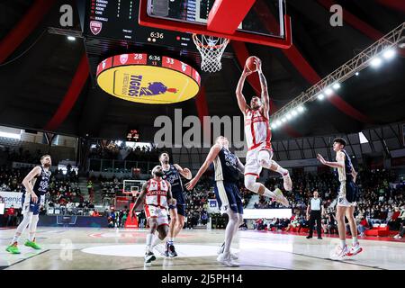 Varese, Italien. 24. April 2022. Paulius Sorokas #9 von Pallacanestro Varese OpenJobMetis im Einsatz während des italienischen Basketball LBA Lega Basket Ein 2021/22-Spiel in der regulären Saison zwischen OpenJobMetis Varese und Fortitudo Kigili Bologna in der Enerxenia Arena. Endergebnis; Varese 103:92 Bologna. Kredit: SOPA Images Limited/Alamy Live Nachrichten Stockfoto