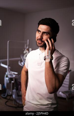 Arzt männlich, Arzt glücklich mit einem Smartphone im Krankenhaus reden Stockfoto